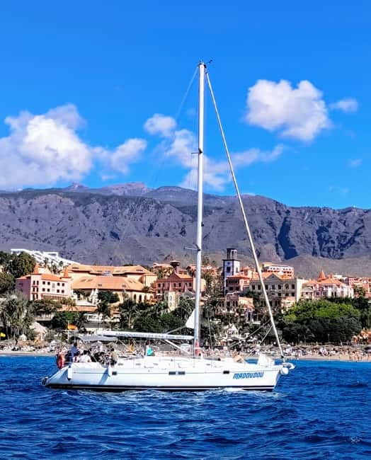 3h Whale Watching Share Tour Beneteau Oceanis 440 - Getting comfortable on board: cabins, showers, and storage