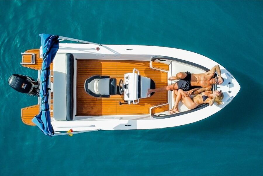 Flow into the ocean without license and discover Adeje - What it means to be captain without a license