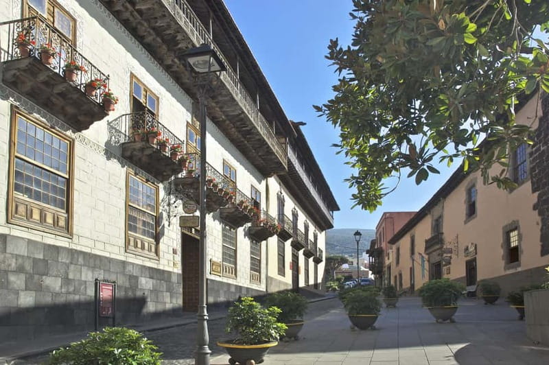 La Orotava:Casa de los Balcones & Molino del Hoyo Gofio Mill - Casa de los Balcones: the wooden balcony you should study up close