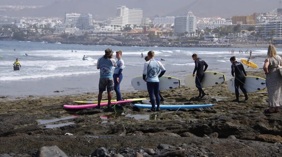 Las Américas: Inolvidable Private Surf Lesson Max 5persons - Equipment included: what you save, and why it matters