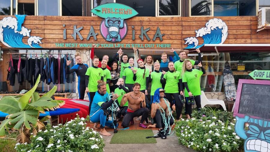 Playa de las Americas: lezione di surf con tutto incluso - In the water with ISA certified instructors: how the session builds from basics to standing