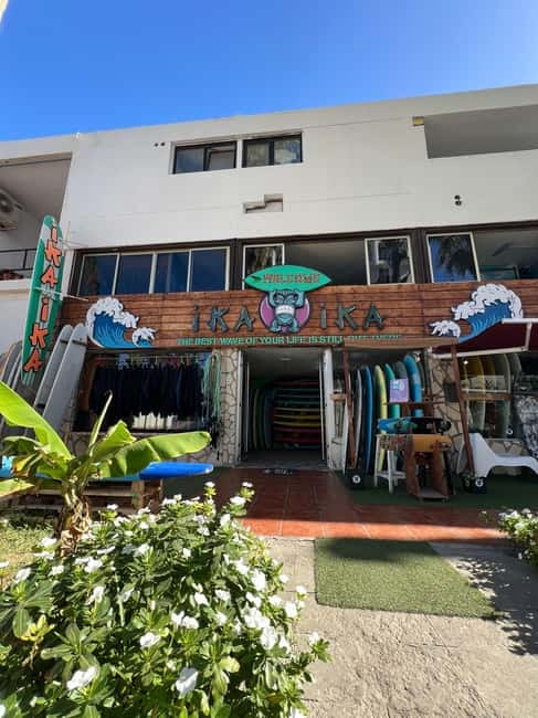 Playa de las Americas: lezione di surf con tutto incluso - Gear and comfort: wetsuit, rash guard, showers, and changing rooms