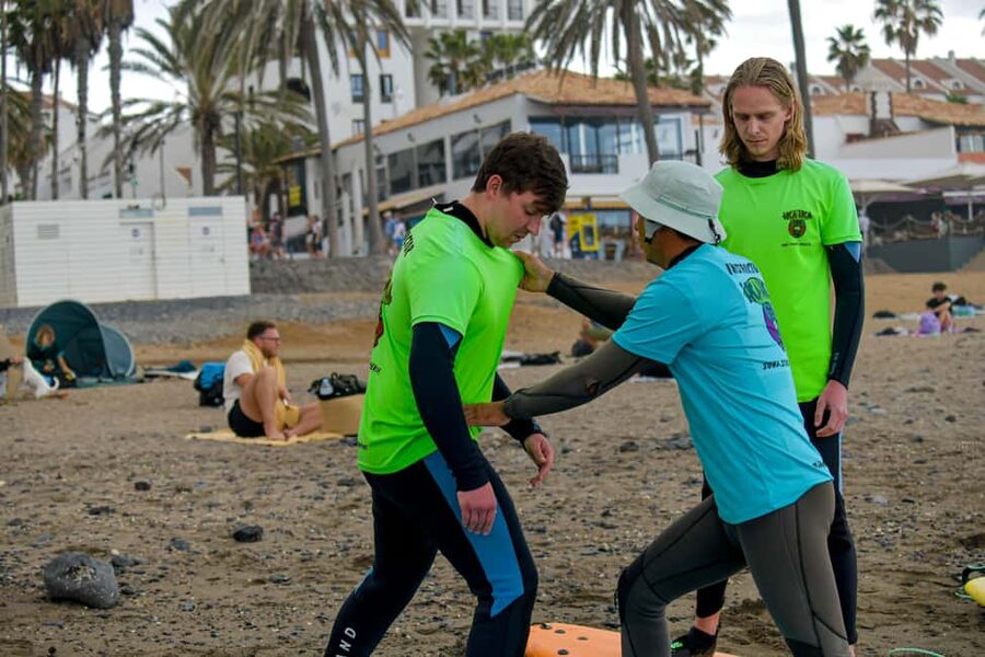 Playa de las Americas: lezione di surf con tutto incluso - Safety and peace of mind: insurance plus an explicitly safe setup