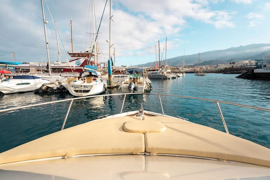 Puerto Colón: Coastal Boat Cruise with Swimming and Snacks - Safety briefing first, then you get the fun part going