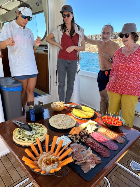 Puerto Colon : Shared/private boat trip with snack & Drinks - Food and unlimited drinks: tapas that make the sea part better