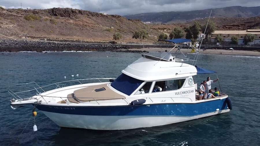 Puerto Colon : Shared/private boat trip with snack & Drinks - Getting on board at Puerto Colón, then settling in fast