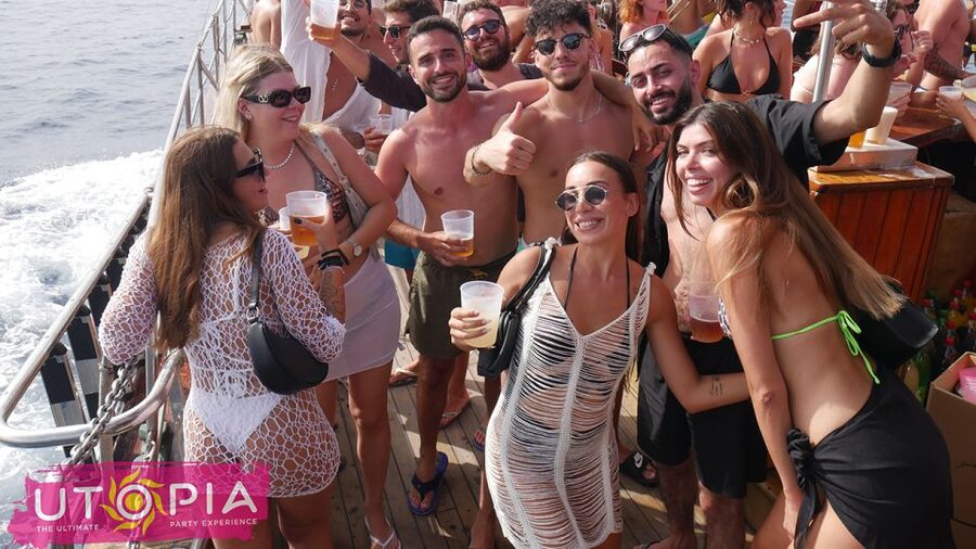 Tenerife: Boat Party with Open Bar and DJs - Life on board with open bar and UK house DJs