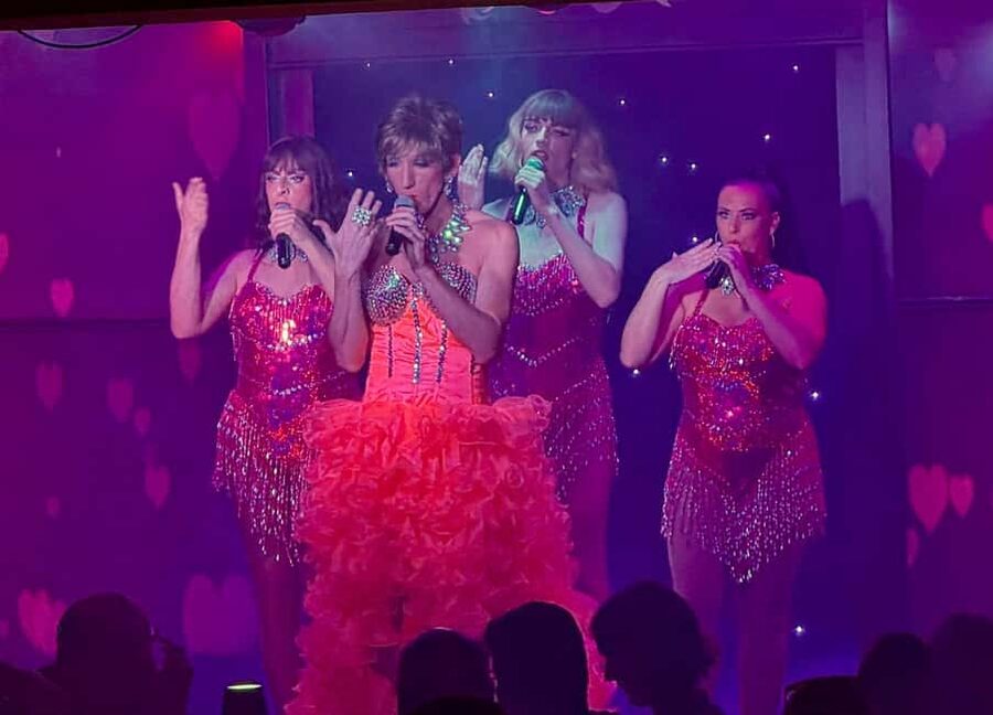 Tenerife: MHT - Music Hall Tavern Comedy Drag Dinner Show - The arrival flow: meet and greet, then you eat