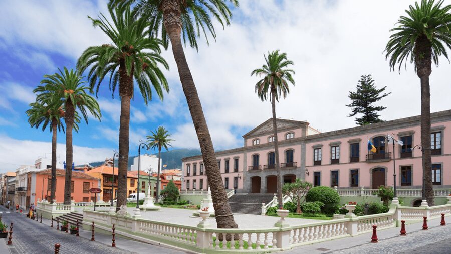 Tenerife: Private Day Tour of the Island with Hotel Pickup - La Orotava’s historic center and Puerto de La Cruz, old streets and seaside vibes