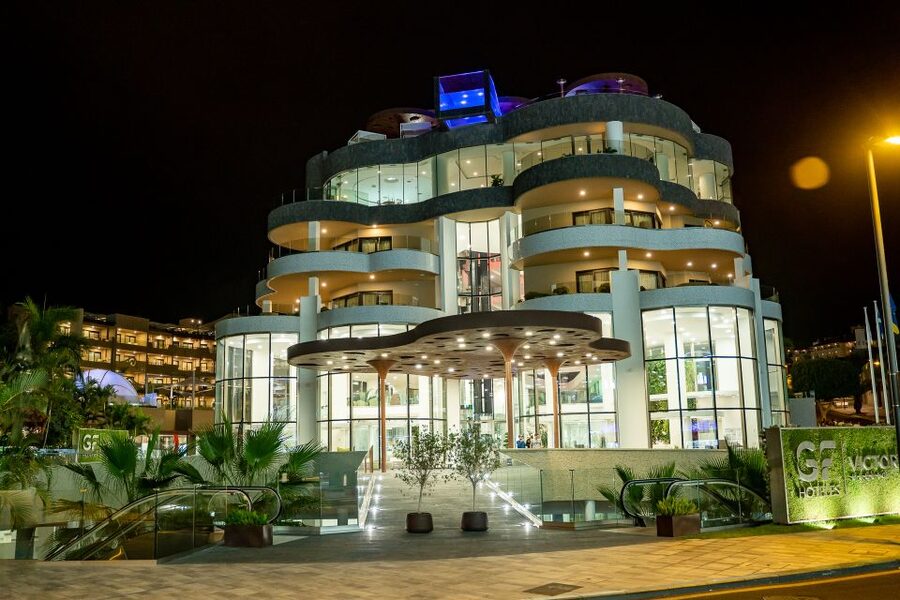 Tenerife: Scandal Dinner Show Entry Ticket and 5-Course Meal - Language Considerations: English Support Isn’t Equal in Every Moment