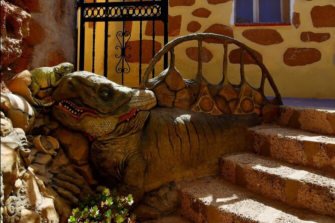 Travel in Time at El Pasaje Secreto - Garden paths and cave rooms: myths, sculptures, and a fantasy reality